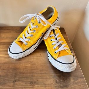 Converse yellow size 8